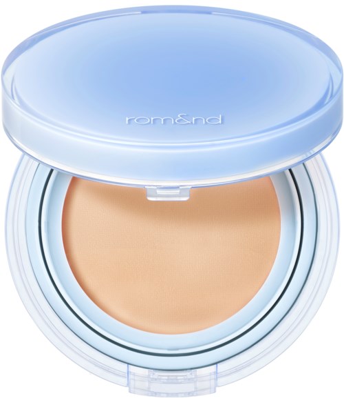 En kompakt puderbehållare med ljusblå lock och beige puder inuti.