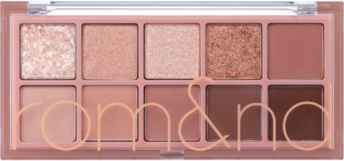 eine Make-up-Palette mit neun Tönen, darunter Glitter, Pink, Brauntöne und einen dunklen Ton für Lidschatten oder Rouge.