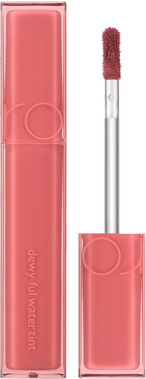 Een roze vloeibare lippenstift met applicator en bijpassende roze houder.