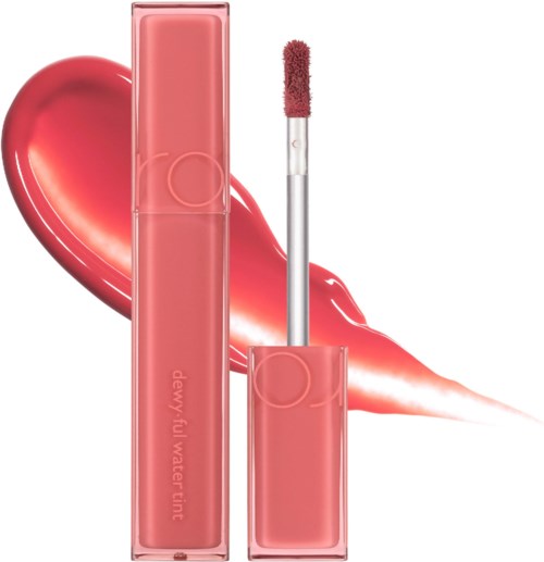 Roze lipgloss met applicator en rode hartvormige achtergrond.