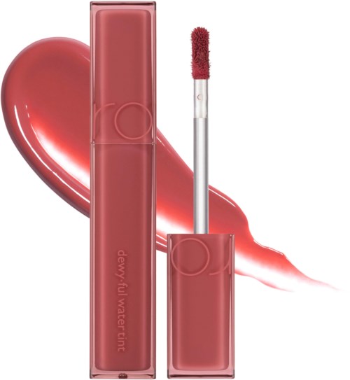 Lippenstift mit rosafarbenem Ton, gezeigt mit Applikator und herzförmigem Hintergrund mit rosa Streifen.