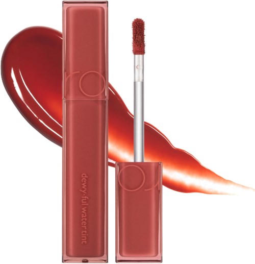 Lippenbalsem en plamuur met een applicator, roze kleur, en een rood hartvormig lippenstift op de achtergrond.