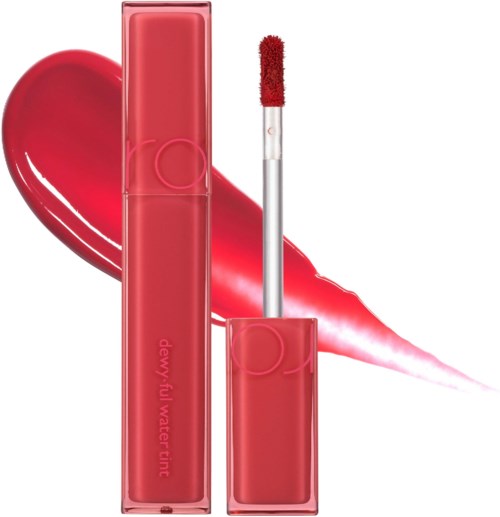 Hellrosa flüssiger Lippenstift mit Applikator vor einem Lippestiftstrich.