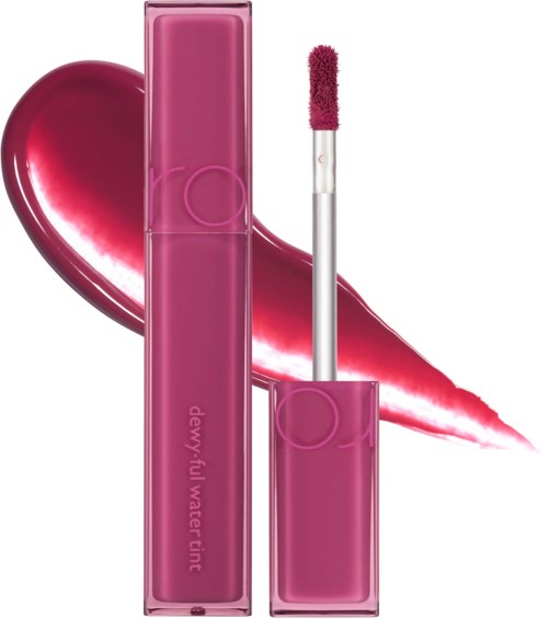 Roze lipgloss in een lange container met applicator, en een rood hart op de achtergrond.