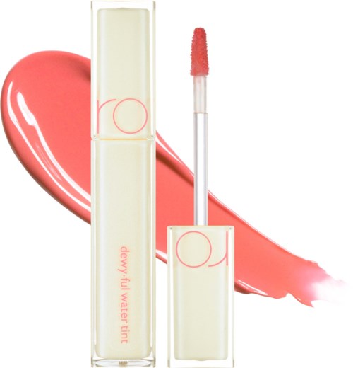 Lipgloss-Behälter vor einem pinken Lipgloss. Das Produkt heißt 'dew' mit Wassermelonen-Duft.