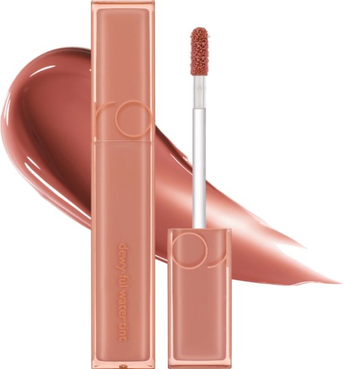 Een lipglosshuls met een roze applicator en een swatch van roze gloss op een witte achtergrond.