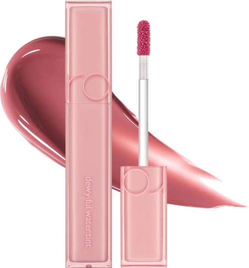 Een roze lipgloss tube met een applicator en een glanzende roze swatch op een witte achtergrond.