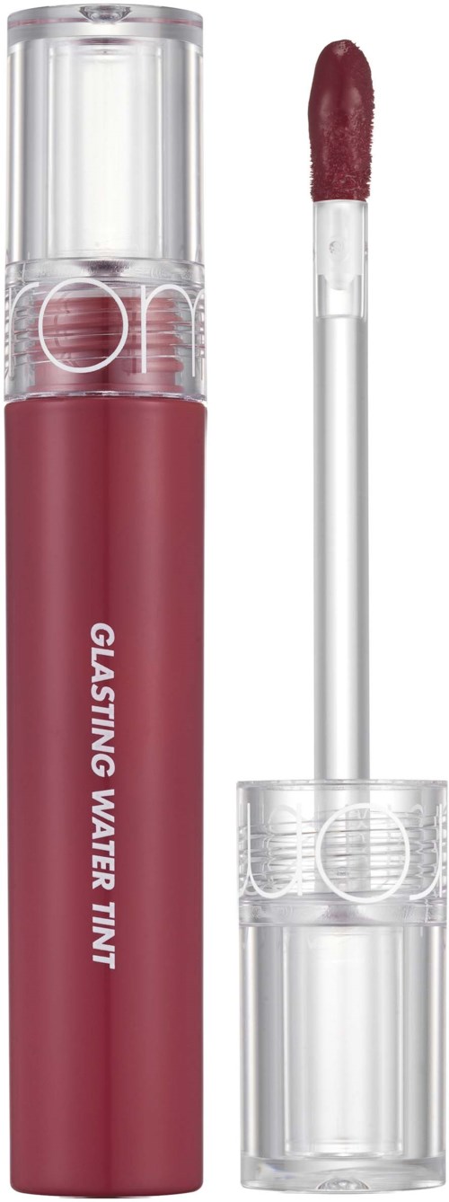 Een roze lipgloss met doorzichtige dop, en een kwast met rode glans.