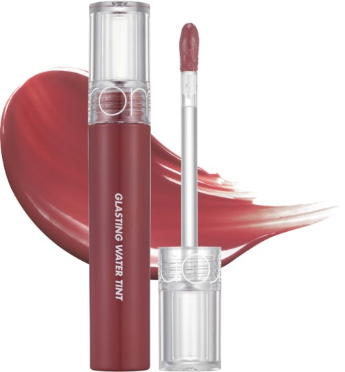 Een lipglossverpakking met applicator, met de tekst 'Glistening Water Tint,' voor een roze-rood make-up vlaag.