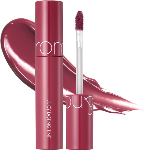 Een roze lipgloss tube met applicator, met een lipstickvlek erachter, gelabeld "Juicy Lasting Tint."