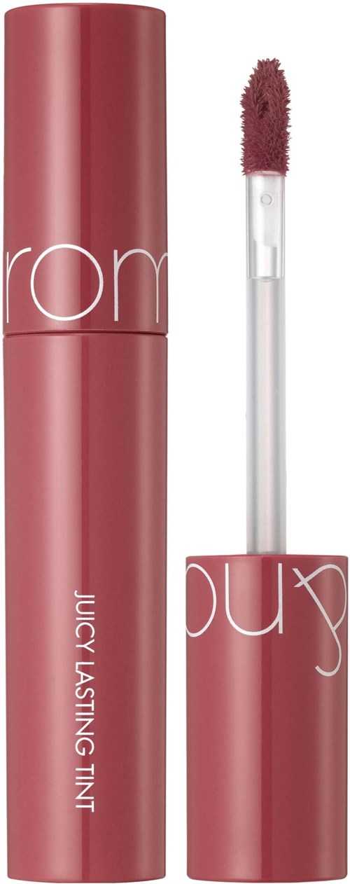 Lipgloss tube in roze kleur, open kwast toont getextureerde lipgloss. Merknaam bevat 'rom' en 'Juicy Lasting Tint.'