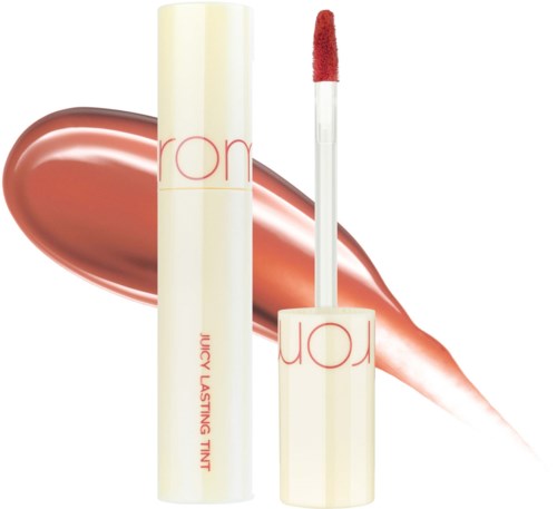 Lippenglossbeker met een rode applicator en een glanzende, metallic rozerode streek erachter.