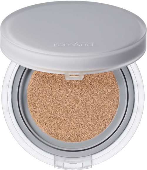 Een witte compacte foundation met een beige basis erin, gemarkeerd roman skincare. Deksel open, toont het product.