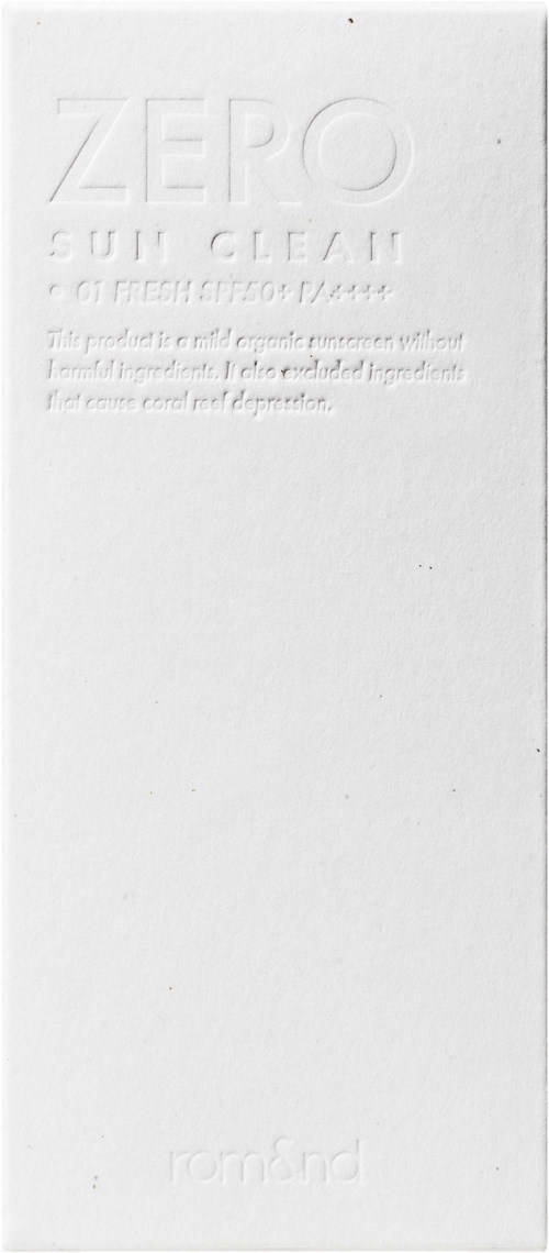Ein weißer Kasten mit Text, der 'ZERO' sagt. Darunter sind kleinere Texte und eine Logo am unteren Ende.