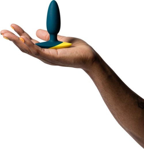 Eine Hand hält ein blau-gelbes Sexspielzeug vor weißem Hintergrund.