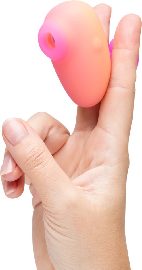 Eine Person hält ein pinkes, weiches, schalenförmiges Objekt zwischen den Fingern.