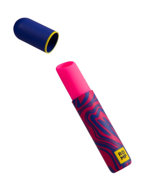 Een marker met roze body en een blauw gemust handvat, dop verwijderd, toont de punt.