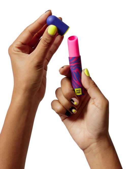 Persoon houdt een roze markeerstift en een blauwe en gele marker, met nieuwe gele nagels.