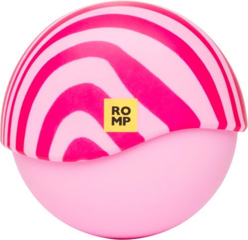 En rosa skjønnhetsprodukt i form av en kule med stripemønster og en liten gul logo som sier ROMP.