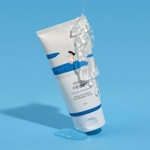 Eine Tube mit einem illustrativen Mädchen und Wasser, Wasser läuft aus, auf blauem Hintergrund.