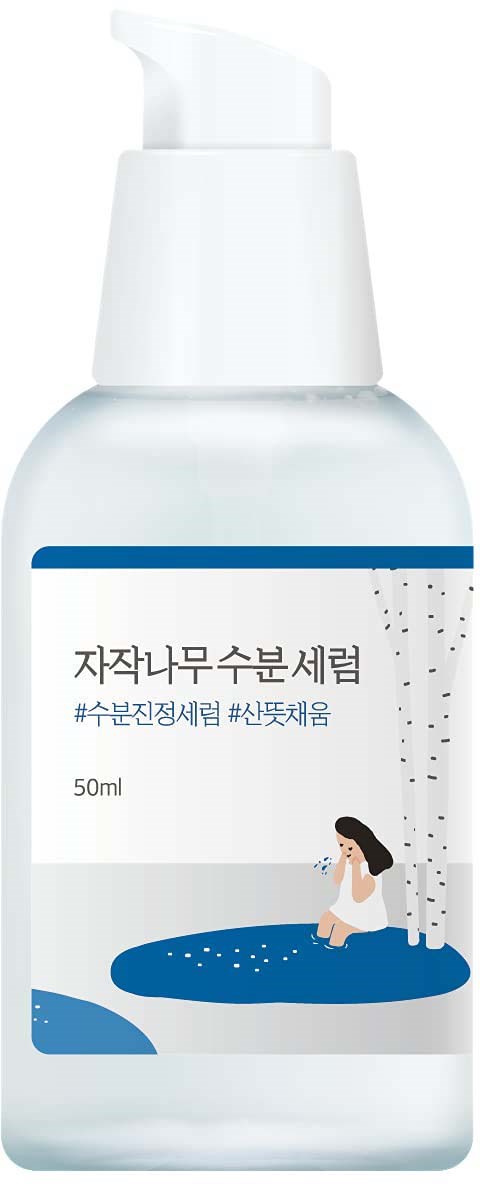 Eine weiße und blaue Hautpflegesprühflasche mit einer Illustration eines Mädchens, das bei Bäumen und Wasser sitzt.