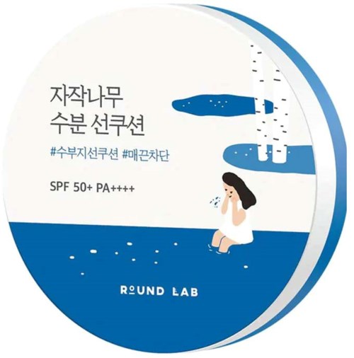 Ein Mädchen sitzt am Wasser, mit Waschmaschine und koreanischem Text über Sonnenschutz mit SPF 50+.