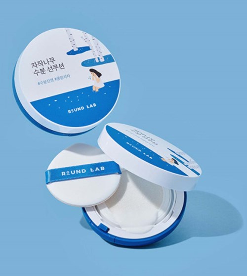 Ein runder Behälter mit blau-weißem Design, zeigt ein Mädchen und Wasser, beschriftet 'REUND LAB' und koreanischer Text.
