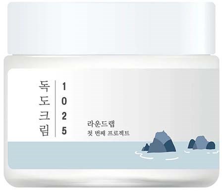 Ein weißer Behälter mit koreanischem Text und Zahlen, und eine blaue Illustration von Steinen und Wasser am unteren Rand.