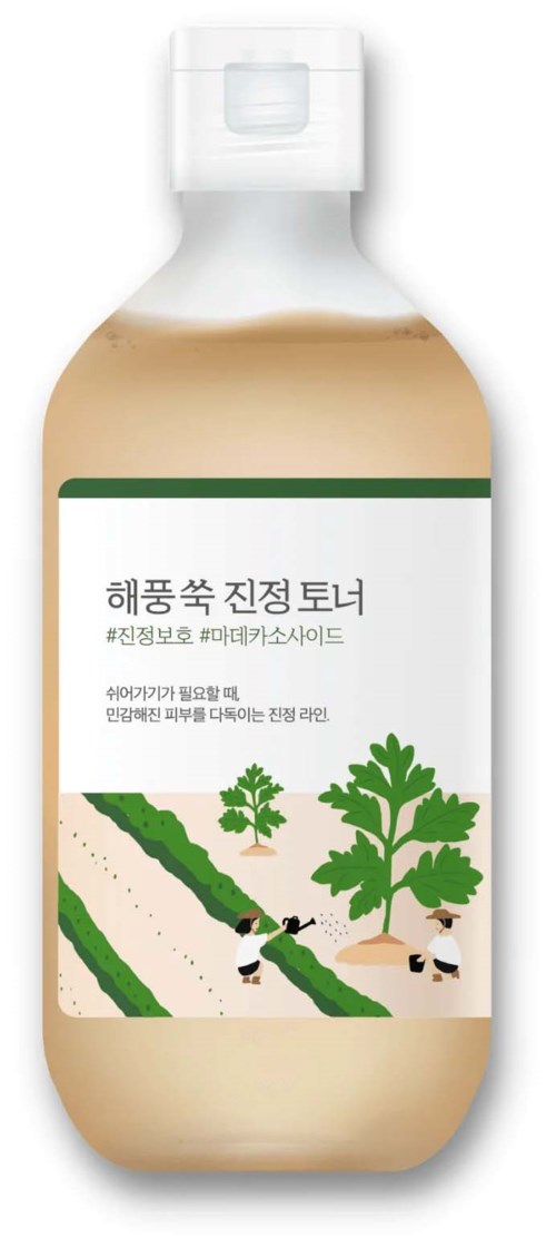 Eine Flasche mit koreanischem Text und grünen Illustrationen von Pflanzen und einem Traktor, enthält eine hellfarbige Flüssigkeit.