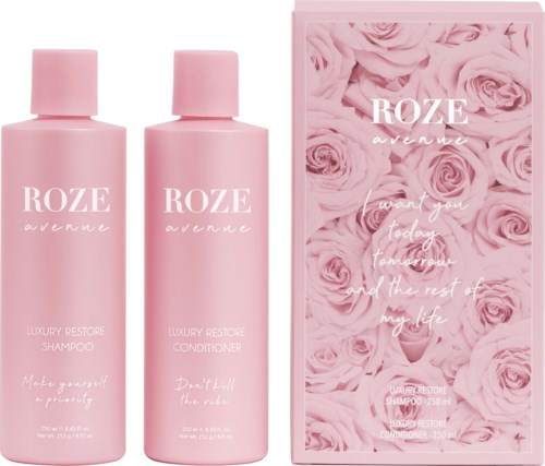 Två rosa flaskor och en rosa box med rosor och ett citat om kärlek och livet.