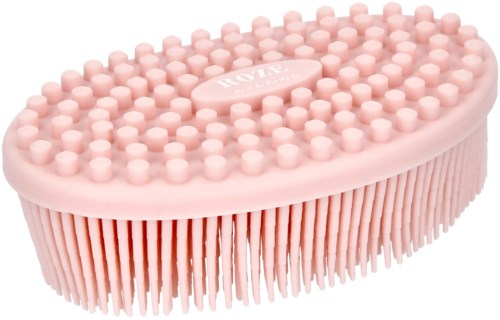 Een roze ovaalvormige schoonmaakborstel met zachte haren en kleine rubberen bumpjes bovenop.