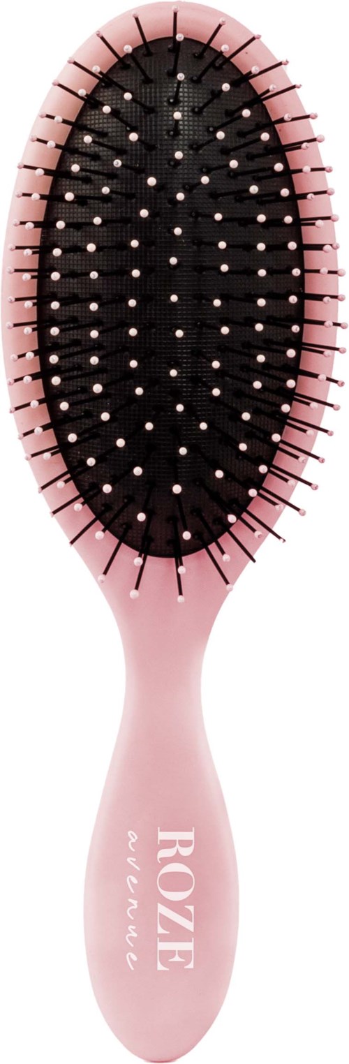 Eine rosa Haarbürste mit schwarzen Borsten und weißen Spitzen, mit 'ROZE' auf dem Griff.