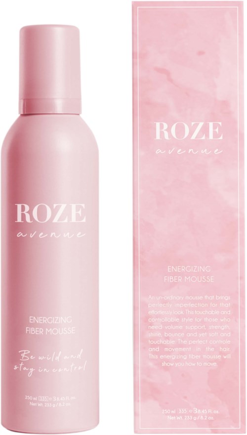 Roze fles en doos van Rozé Energy Fiber Mousse voor haar. Eenvoudig ontwerp, zachte roze kleur, witte tekst.