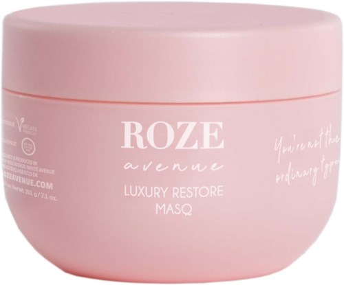 Ein rosa Behälter mit 'ROZE avenue' für luxuriöse Hautpflege, mit Slogan über Außergewöhnlichkeit.