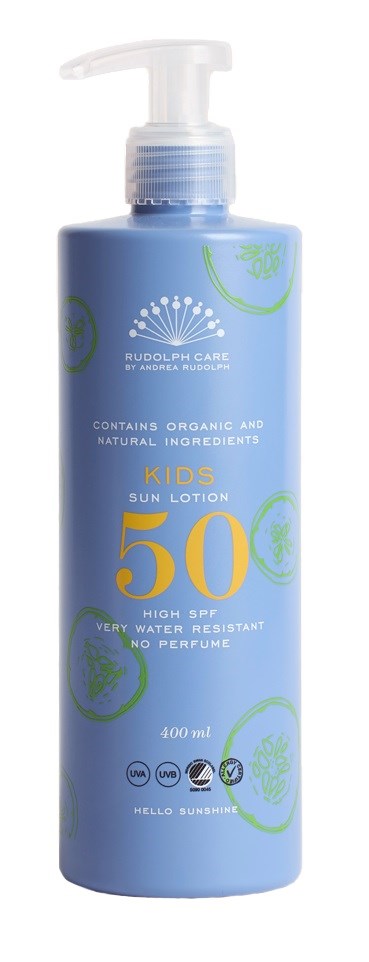 En blå flaska med solkräm för barn med SPF 50, innehåller organiska ingredienser, utan parfym och är vattentålig.