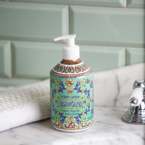  koristeltu käsienpesupullo, jossa on värikkäitä kukka- ja lehtikuvioita, merkinnällä 'hand wash' ja 'Italy'.