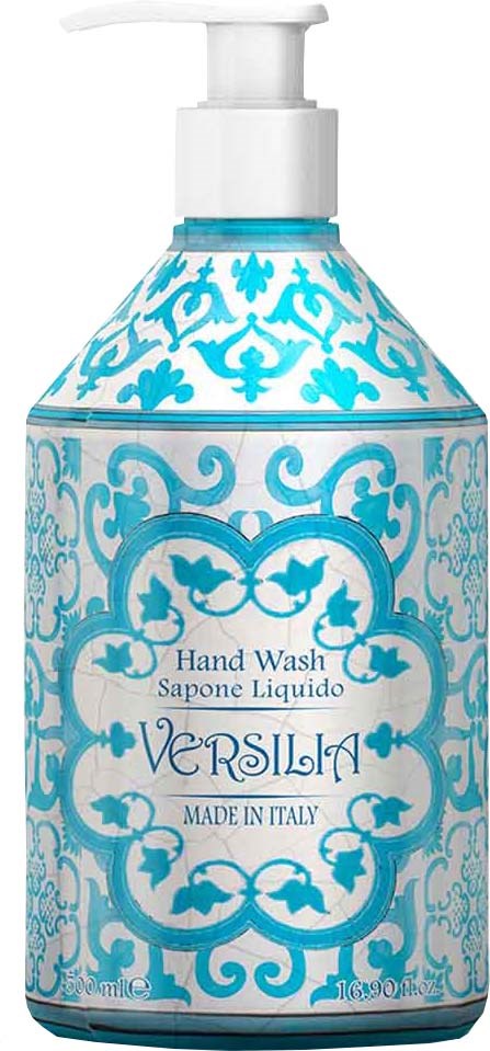 Sininen ja valkoinen käsisaippalapurkki koristetyylisillä kuvioilla, lukee 'Hand Wash Versilia Made in Italy.'