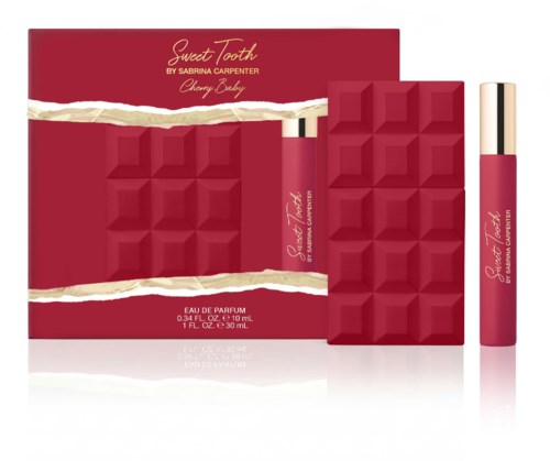 Förpackning av Sweet Tooth-parfym med röd box och flaska, guldkapsel och texturerad design. Visar också parfymens namn och varumärke.