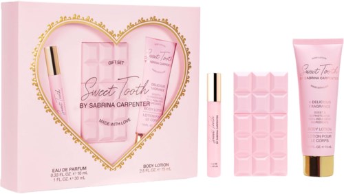 Rosa skönhets- och presentset med parfym, bodylotion, läppglans och en rosa texturerad låda.