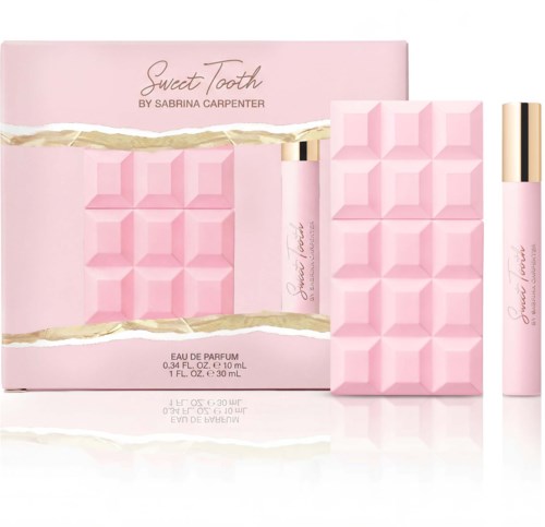 Rosa förpackning med ett läppstift och en rosa texturerad kub för en parfymset.