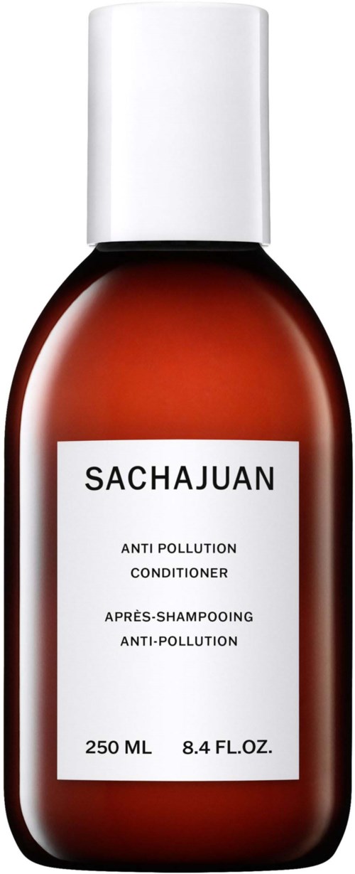 Eine braune Flasche mit weißem Deckel, etiketti 'SACHAJUAN Anti Pollution Conditioner' mit Größenangaben.