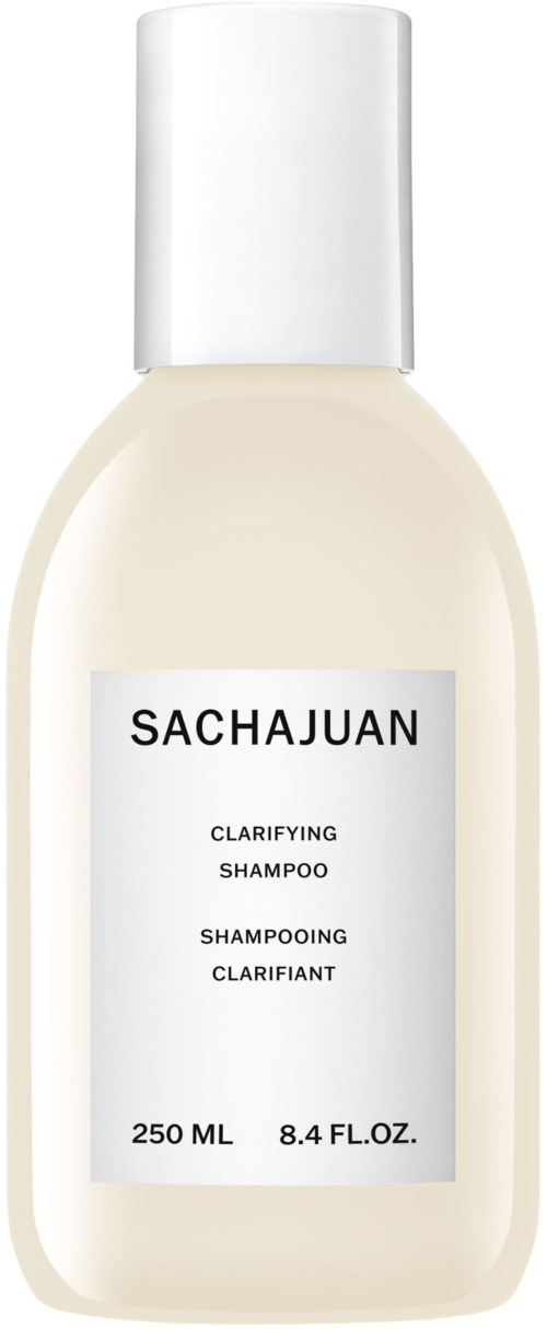 Eine weiße Shampoo-Flasche mit weißem Deckel und Etikett, auf dem steht SACHUAAN Clarifying Shampoo, 250 ml.