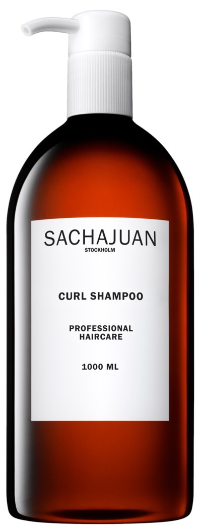En brun flaska med vitt pumphuvud märkt Sachajuan Curl Shampoo, för professionell hårvård, 1000 ml.