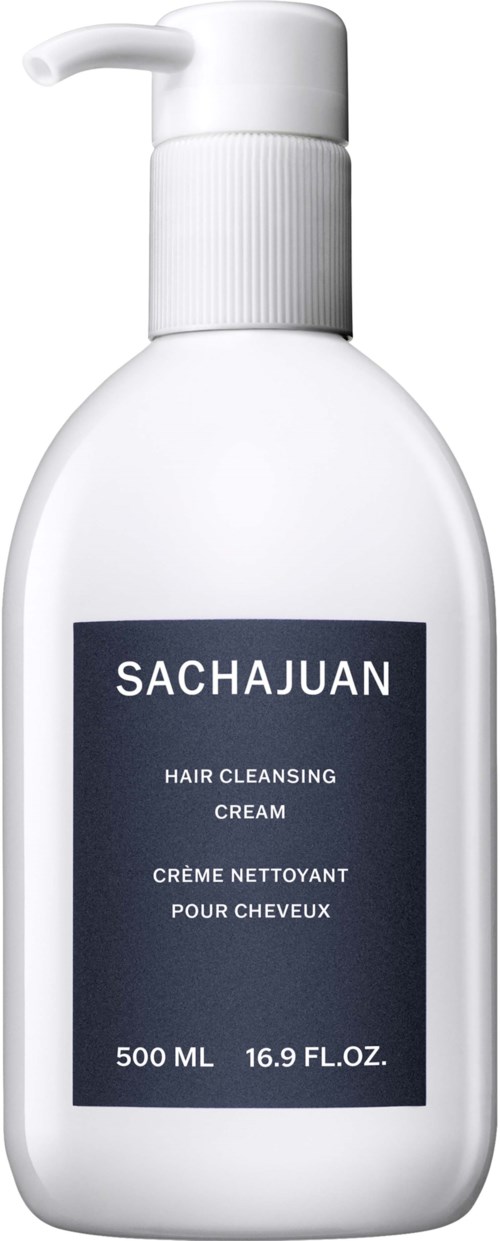 Eine weiße Flasche mit Pumpe enthält Sachajuan Haarreinigungsschaum, 500 ml, beschriftet in Blau.