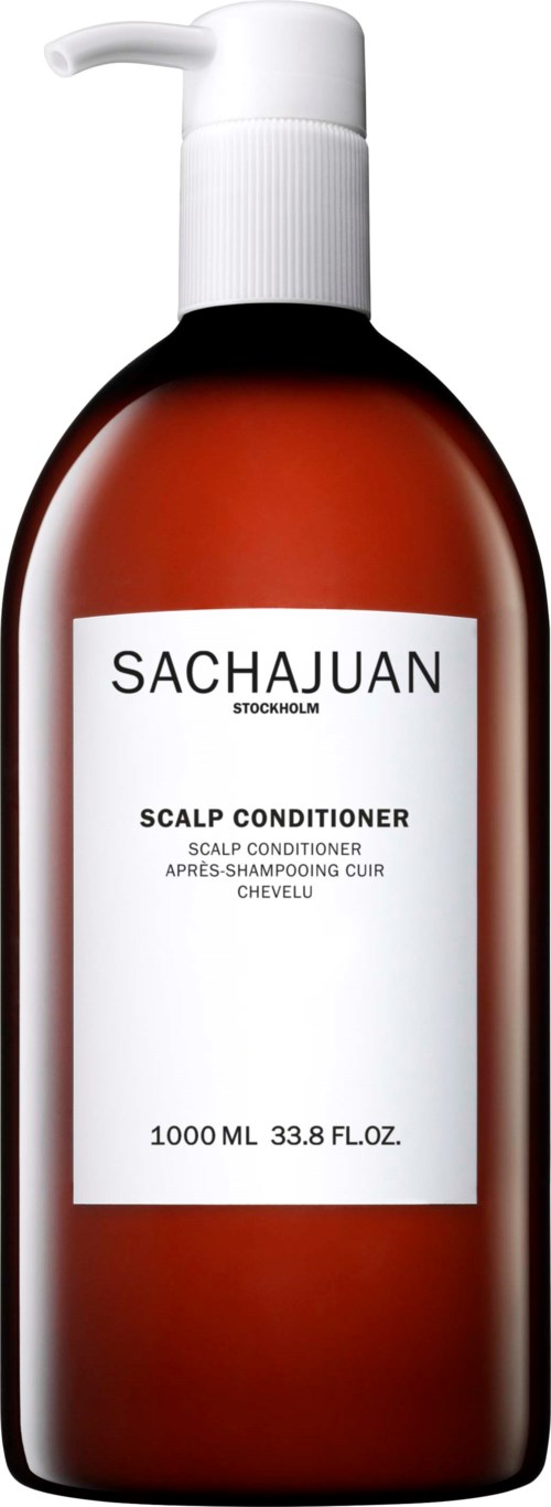 En brun flaska med vit pump märkt 'SACHAJUAN SCALP CONDITIONER' och kapacitet på 1000 ml.