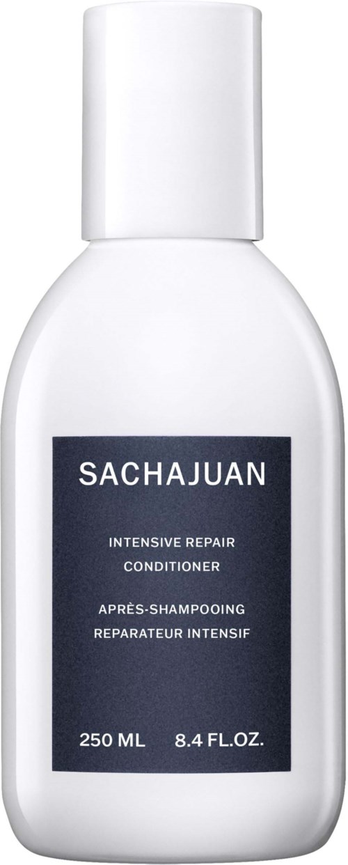 Eine weiße Flasche mit dunkelblauem Etikett, auf dem steht "SACHAJUAN" und dass es sich um eine intensiv reparierende Spülung handelt.
