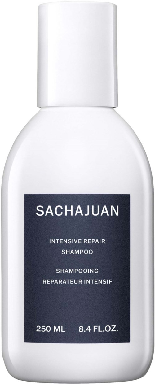 Weiße Shampooflasche mit dunklem blauer Etikett, zeigt Marke 'Sachajuan' und Produktinformationen.