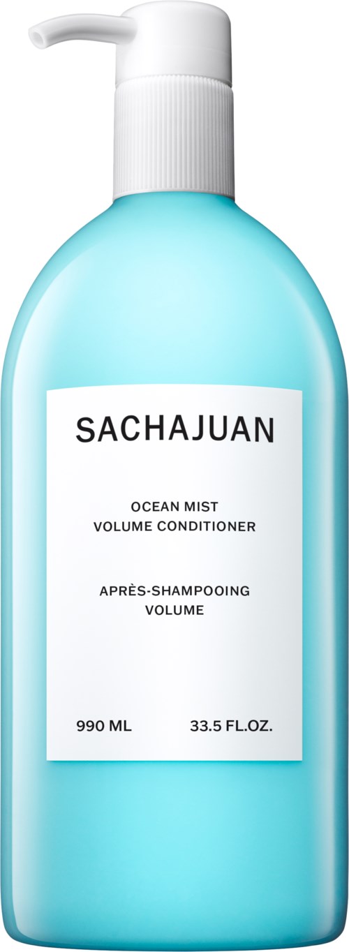 Ein hellblauer Flasche mit Pumpe, beschriftet 'SACHAJUAN', enthält Ocean Mist Volumen Conditioner. 990 ml.