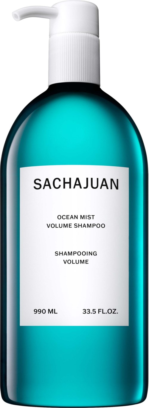 Eine blaue Flasche mit Pumpe, beschriftet 'SACHAJUAN Ocean Mist Volume Shampoo'.