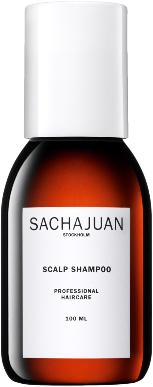 En liten flaska Sachajuan sk scalp schampo med vit lock och enkel etikett. Den används för hårvård.